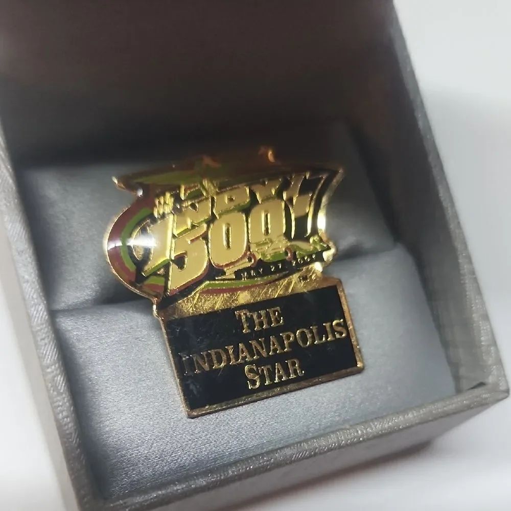 🏎️🏁The Indianapolis Star 85 Indy 500 May 27, 2001 Vintage Gold Toned Lapel Pin